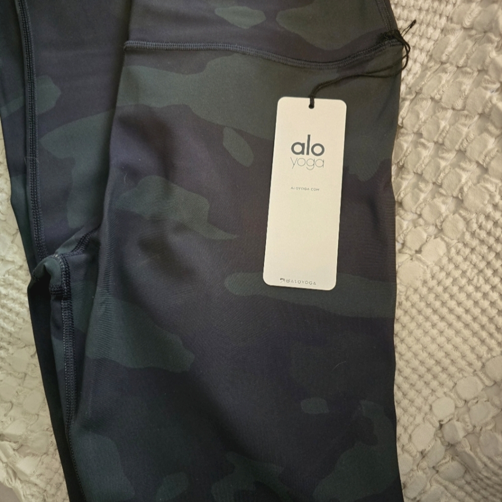 Brand New with Tags alo Camoflauge Leggings